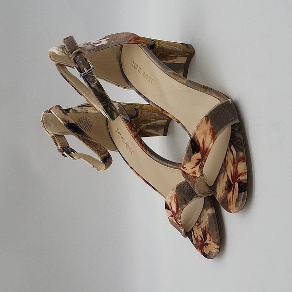 814- Nine West Pruce Block Heel Sandals Taupe Floral Size 8.5 M NWT - Picture 3 of 11